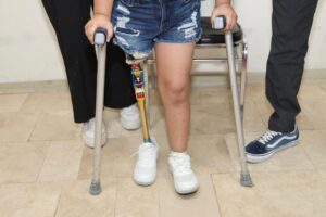 Entrega de prótesis cambia vida de niña potosina