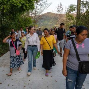 Entregan rampa de concreto en Apanco; mejora acceso al panteón