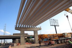CIERRES VIALES POR MONTAJE DE TRABES EN PUENTE BULEVAR VALLE DE LOS FANTASMAS