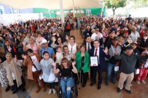 Gobierno estatal entrega apoyos a personas con discapacidad auditiva