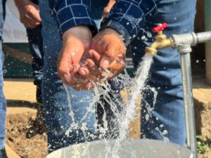 Instalan tomas domiciliarias y facilitan abastecimiento de agua en El Gavilán