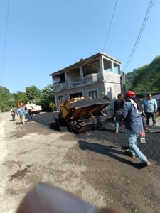 Adelaido Cabañas impulsa mejoramiento de caminos en Axhumol