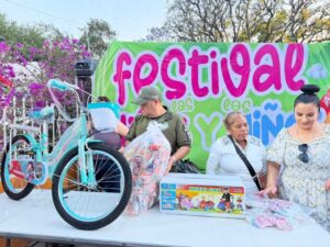 GUARDIA CIVIL ESTATAL LLEVA JUGUETES A NIÑAS Y NIÑOS DE VILLA DE ZARAGOZA