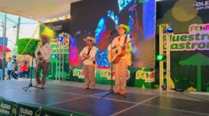 TRÍO ALMA VALLENSE SE PRESENTÓ EN EL PABELLÓN ARTESANAL DE LA FERIA NACIONAL DE LA ENCHILADA