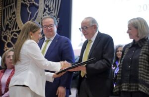 Académica de la FEN UASLP recibe máximo reconocimiento nacional en enfermería
