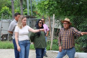 Marichuy Rivera impulsa reconstrucción de primaria afectada por lluvias, en Manantiales