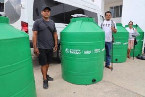 GOBIERNO ESTATAL ACERCA TINACOS A FAMILIAS POTOSINAS