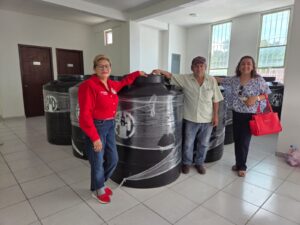 Vende el PRI tinacos, minisplit y láminas a precio bajo.