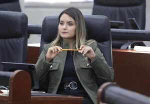 PRESENTA LA DIP. MARÍA DOLORES ROBLES INICIATIVA PARA QUE LOS VEHÍCULOS NUEVOS OBTENGAN PLACAS EN UN PLAZO DE 15 DIAS
