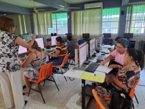 Centro de Justicia para Mujeres acerca educación superior gratuita a mujeres huastecas