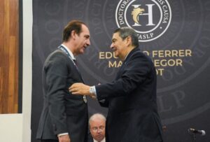 La UASLP reconoce en Eduardo Ferrer Mac-Gregor una trayectoria que encarna los valores de la Universidad