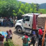 Entrega Adelaido Cabañas materiales para muro de contención en Tlalixco