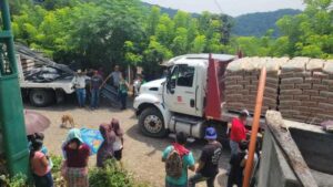 Entrega Adelaido Cabañas materiales para muro de contención en Tlalixco