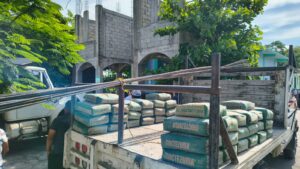Entrega Adelaido Cabañas material para obras en Limajyo