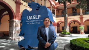 Docente de la UASLP recibe la Medalla Benito Juárez de la Sociedad Mexicana de Geografía y Estadística