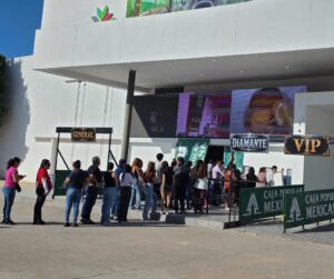 Filas abarrotadas para el Palenque de la FENAPO