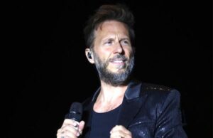 SIN BANDERA ENVUELVE EL FORO EN UNA NOCHE DE ROMANCE SIN LÍMITES