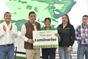 RICARDO GALLARDO CONTINÚA CON LA ENTREGA DE APOYOS ESCOLARES Y LUMINARIAS LED, AHORA EN MEXQUITIC DE CARMONA