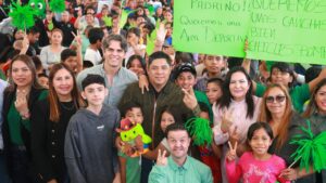 RICARDO GALLARDO LLEVA APOYOS ESCOLARES Y NUEVO ALUMBRADO A VILLA DE POZOS