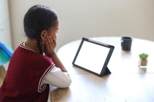 FAMILIAS POTOSINAS AVALAN RESTRICCIÓN DE CELULARES EN EDUCACIÓN BÁSICA