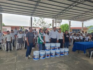 Apoyan a primaria de Tianguispicula para mejorar sus aulas