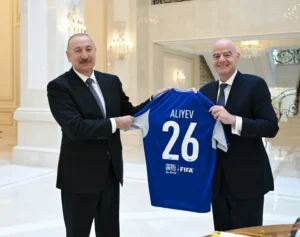 Infantino viaja a Azerbaiyán en medio de polémica por el retorno de Rusia a la competición