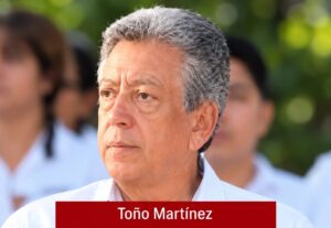 Ese gallo quiere maíz.