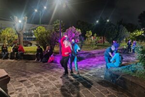 VIERNES CULTURAL REUNIÓ ARTE Y MÚSICA EN EL BARRIO DE SANTIAGO