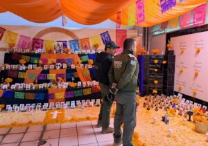 GOBIERNO DEL ESTADO HONRA A ELEMENTOS DE SEGURIDAD CON ALTARES MONUMENTALES DE DÍA DE MUERTOS